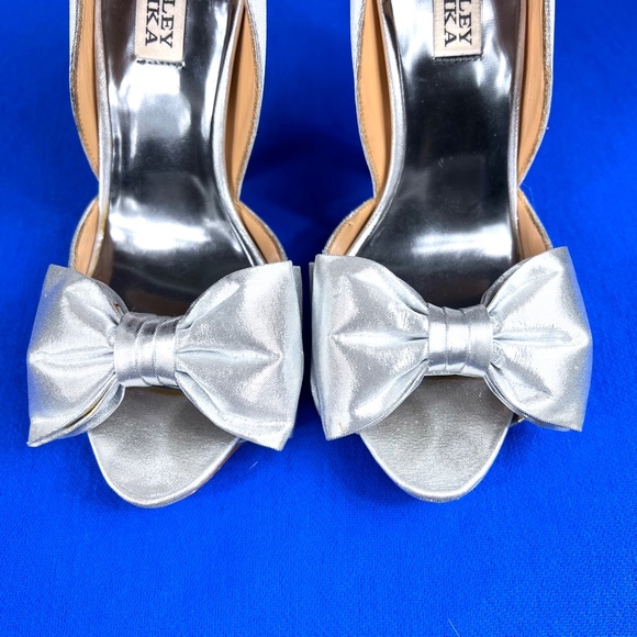 🚫SOLD! |•BADGLEY MISCHKA•| Gorgeous Satin Silver Peep Toe Hidden Platform Heel - Picture 10 of 16